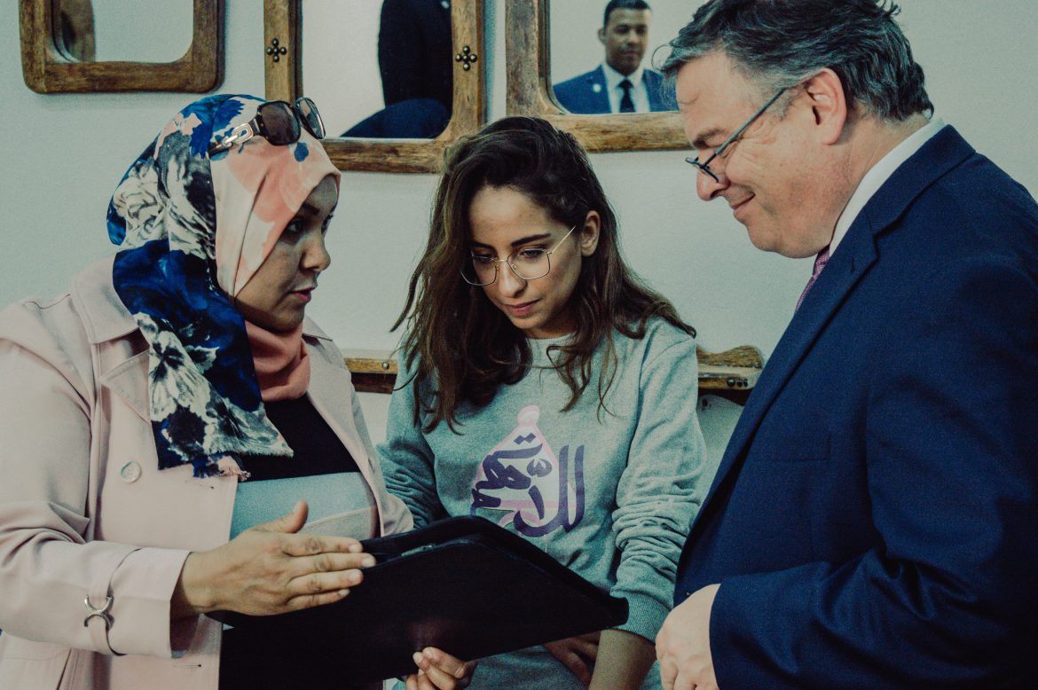 ‎L'ellet'hom - لِلاَّتهُم‎